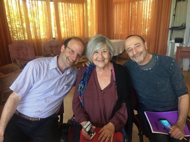 נעמי הולר עם עמנואל עמרמי (מימין) ואשר אפשטיין, מודרכים שלה שהעבירו, בכנס המכון ב-2017, סדנה על הדרכה בפסיכואנליזה